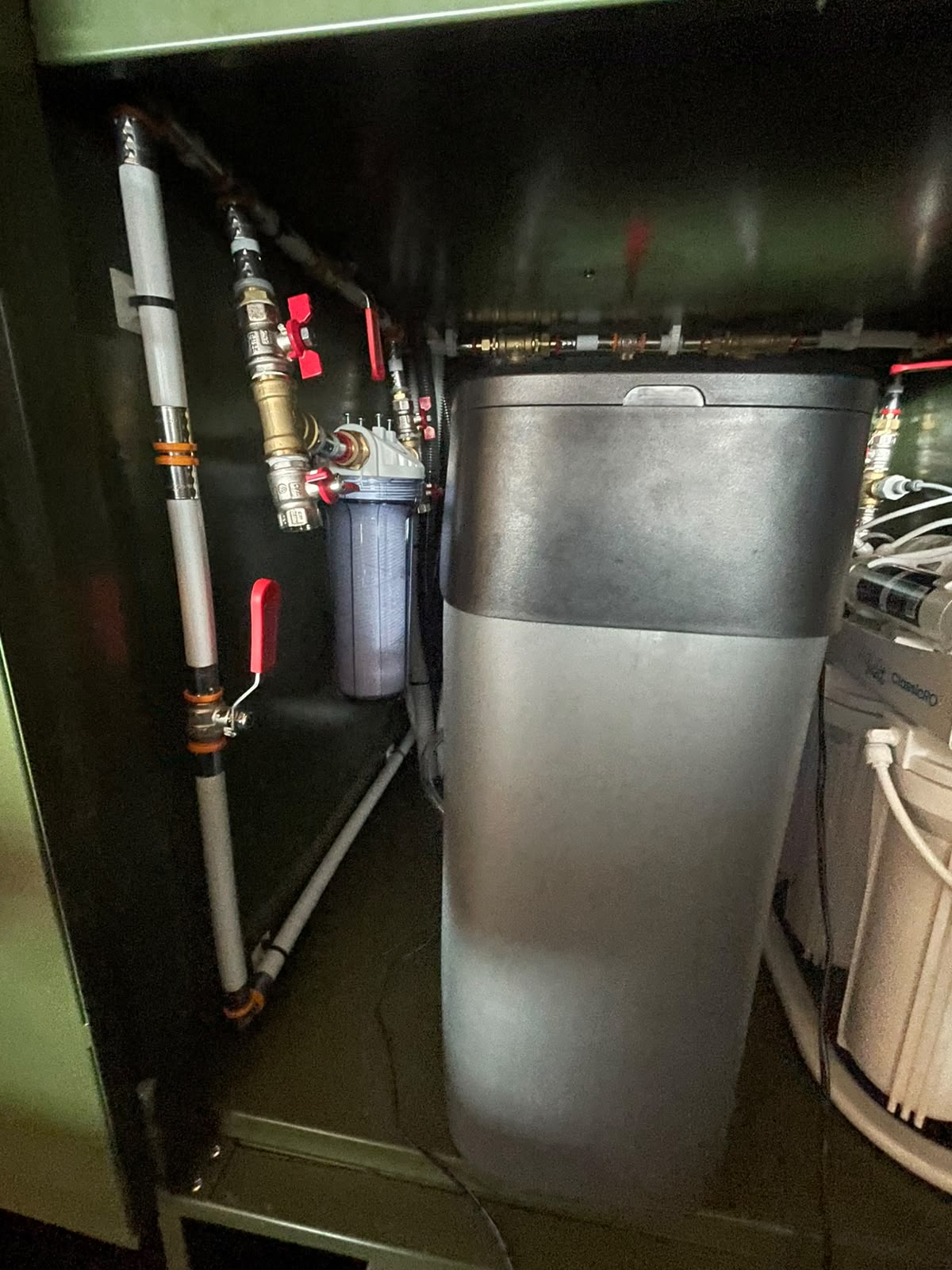 Descalcificador y filtro de entrada en el espacio técnico